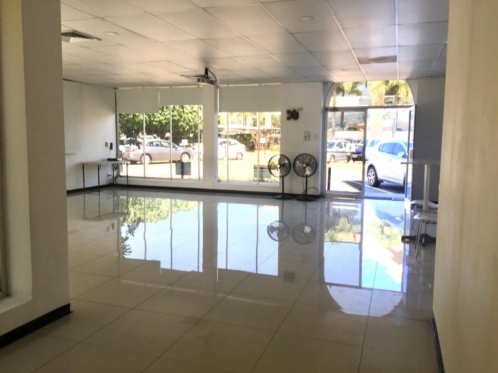 Oficina de 95 m² en Ubicación Estratégica
•	Precio: $1,700 + IVA + Cuota de Mantenimiento $375.25
•	Disponible: ¡A partir del 1ro de septiembre!
•	Espacios de Parqueo: 3 
•	Ubicación Perfecta: Fuera del anillo de restricción vehicular.
•	Seguridad 24/7
•	Servicio de Cafetería
